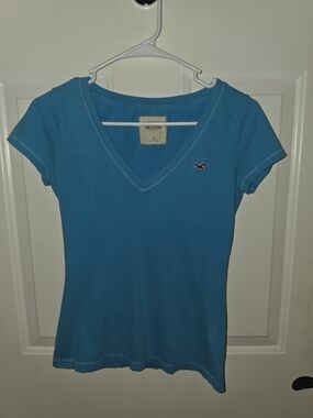 Hollister Women's Teal V-Neck Tee